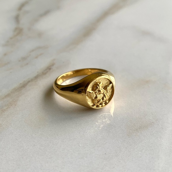 Baby angel signet ring, kewpie signet ring, gold signet ring, gold stacking ring - Picture 3 of 7